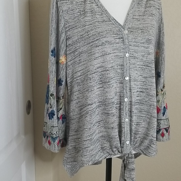 Fig and flower button down top with embroidery - Picture 2 of 8